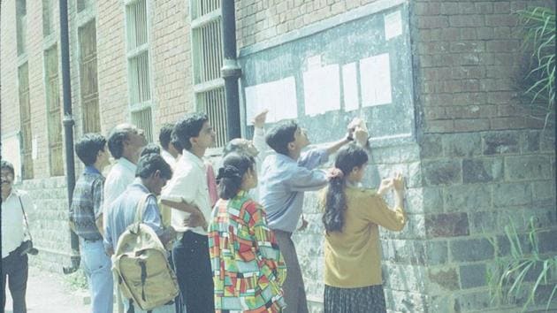 Students check the first cutoff list at Delhi University in 1995